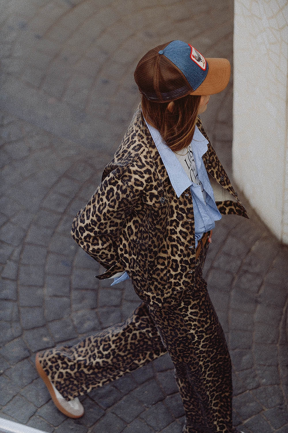 Chaqueta marrón con estampado de leopardo en tela vaquera