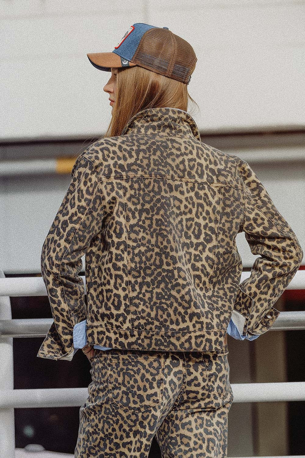 Chaqueta marrón con estampado de leopardo en tela vaquera