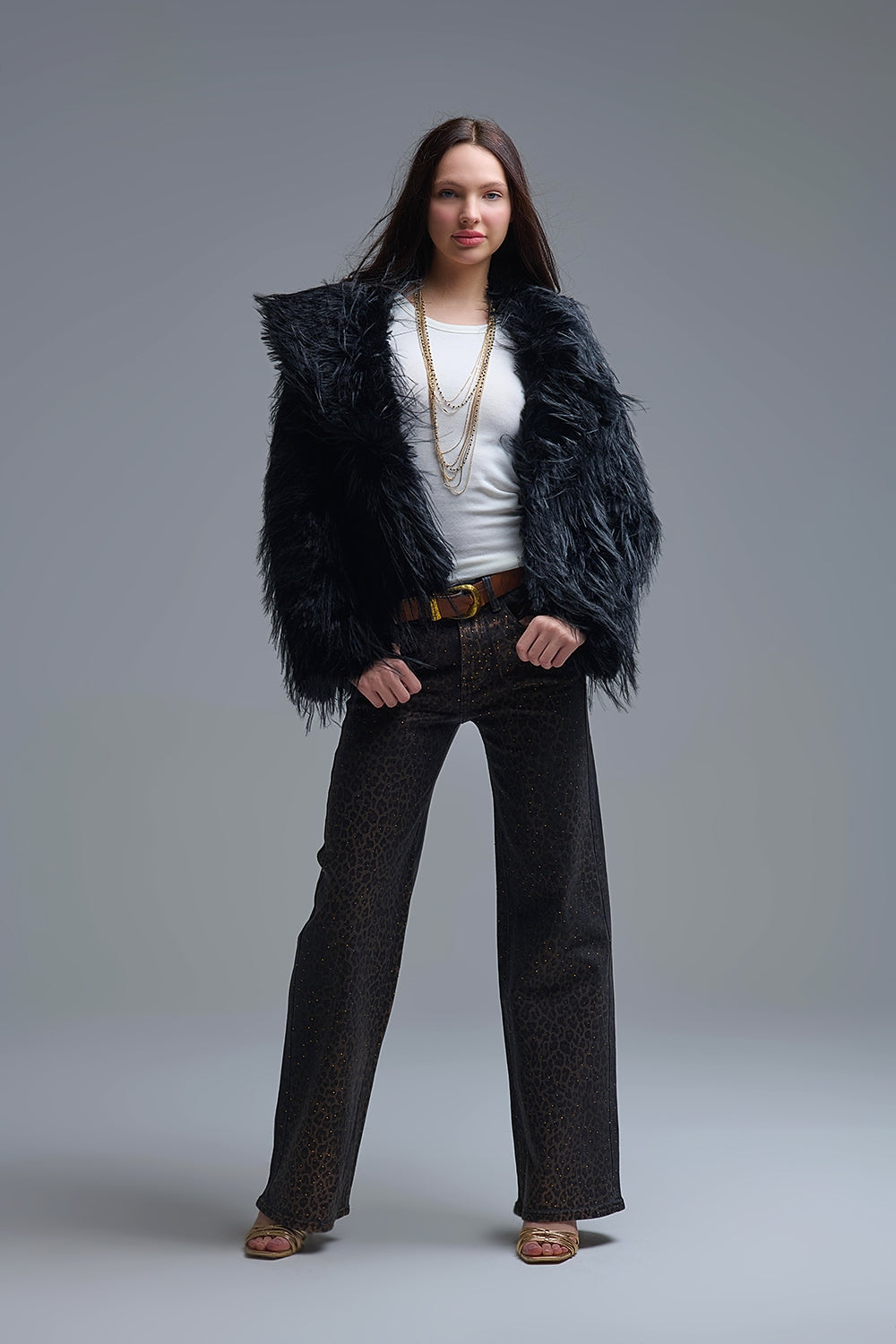 Chaqueta negra de piel sintética con gran cuello