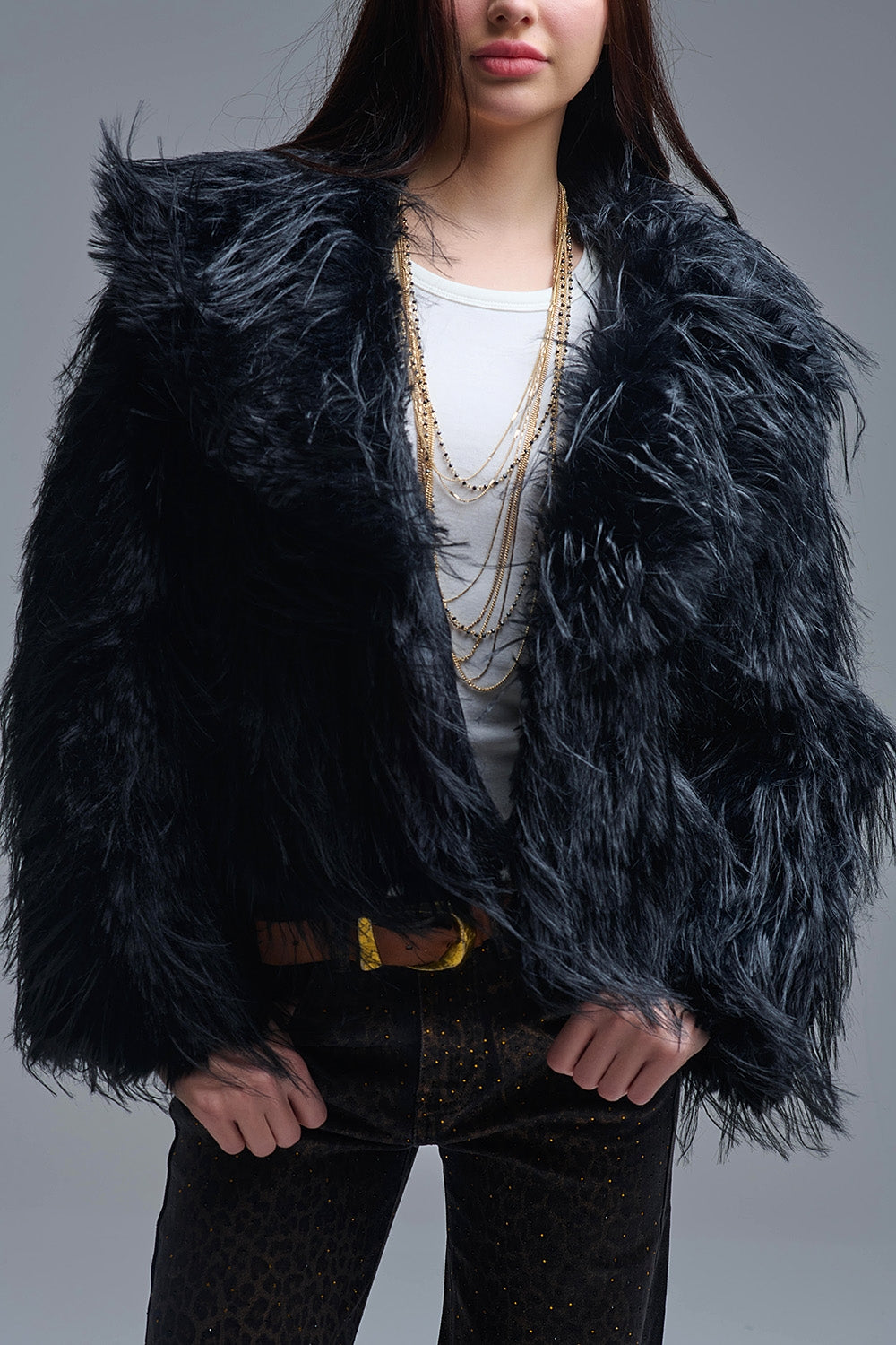 Q2 Chaqueta negra de piel sintética con gran cuello