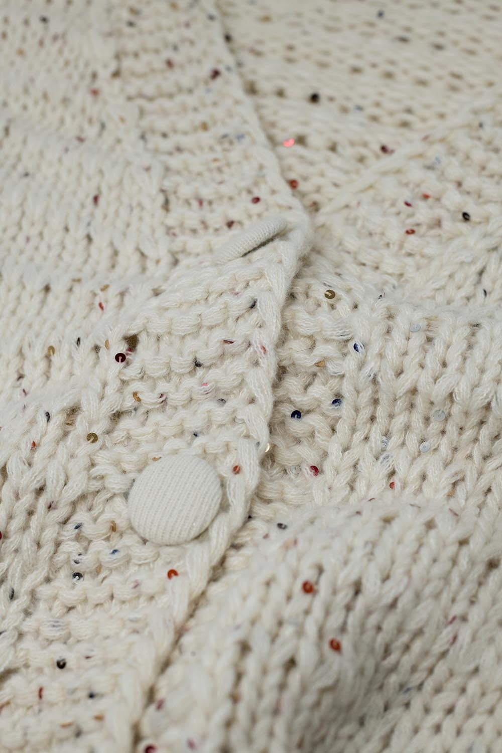 Chaqueta oversize de punto grueso en color crema con detalle de lentejuelas