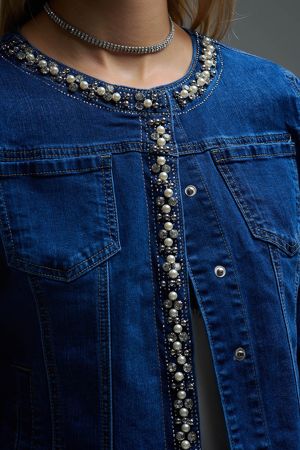 Chaqueta vaquera azul con adornos en denim elástico