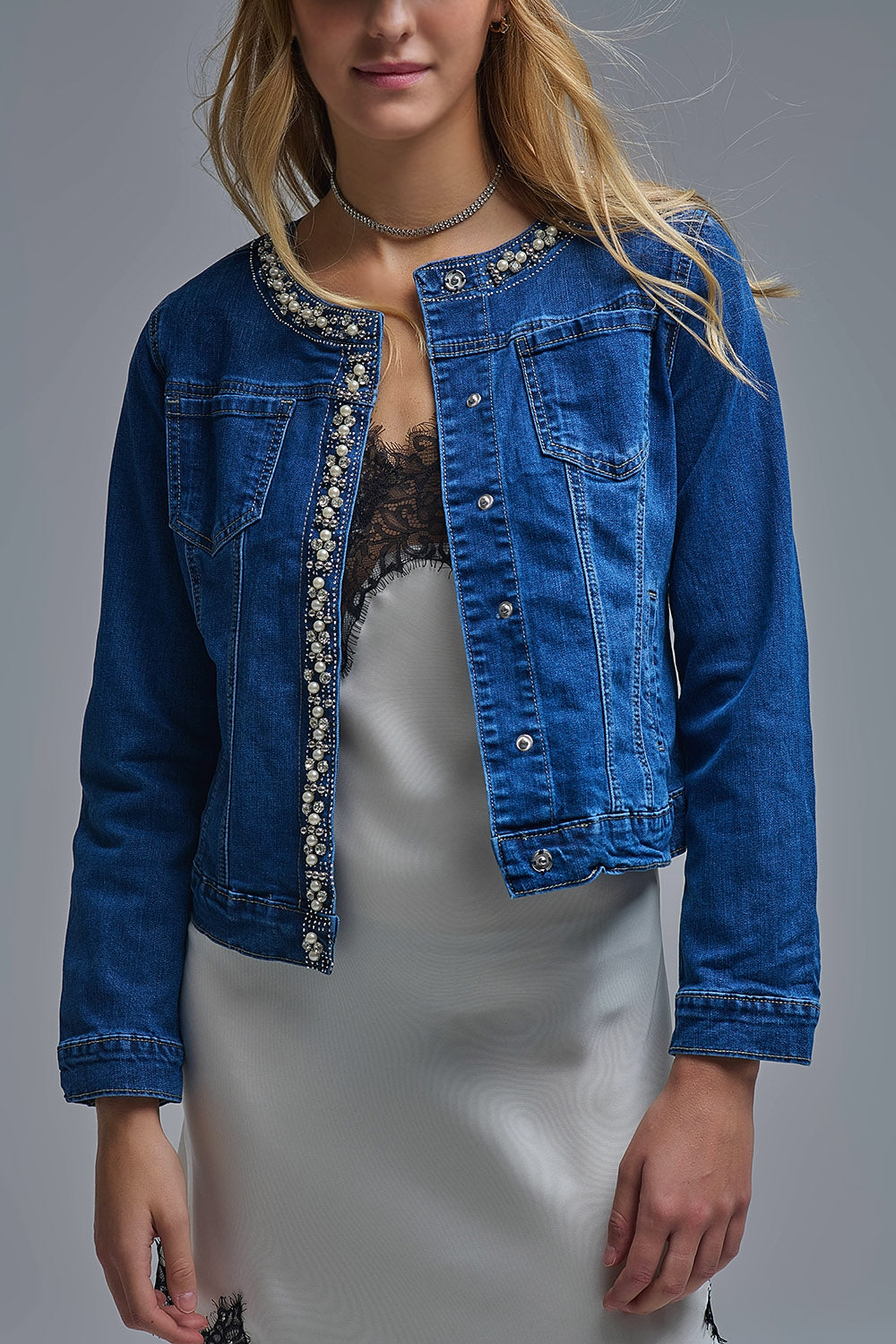 Chaqueta vaquera azul con adornos en denim elástico