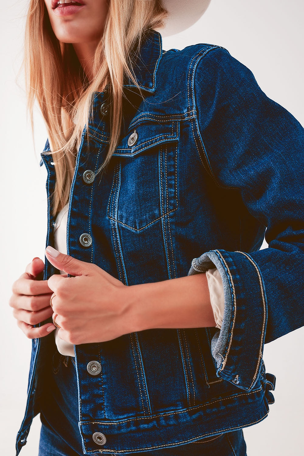Detalle de botones metálicos en chaqueta vaquera bordada