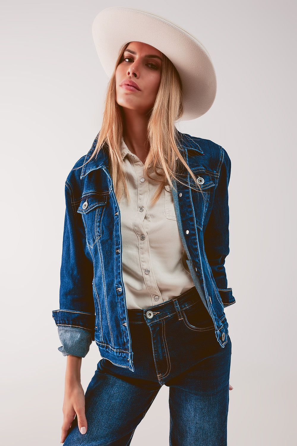 Chaqueta vaquera corta bordada con conjunto denim
