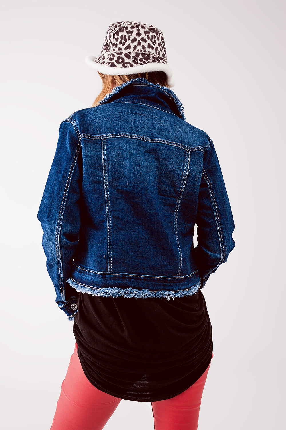 Chaqueta vaquera con bajos sin rematar