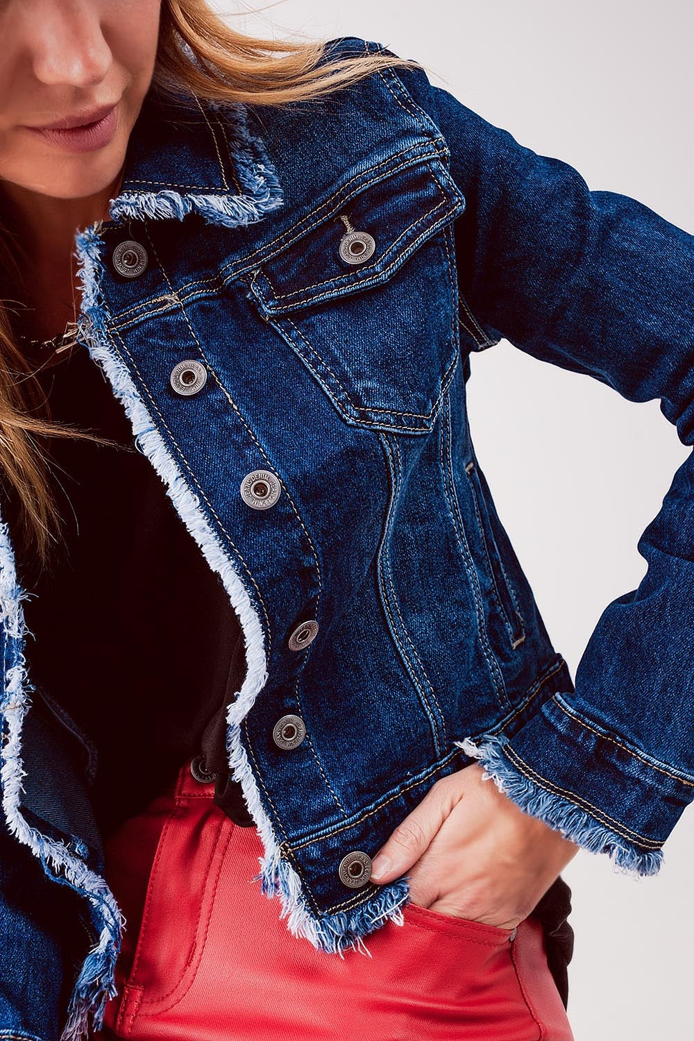 Chaqueta vaquera con bajos sin rematar