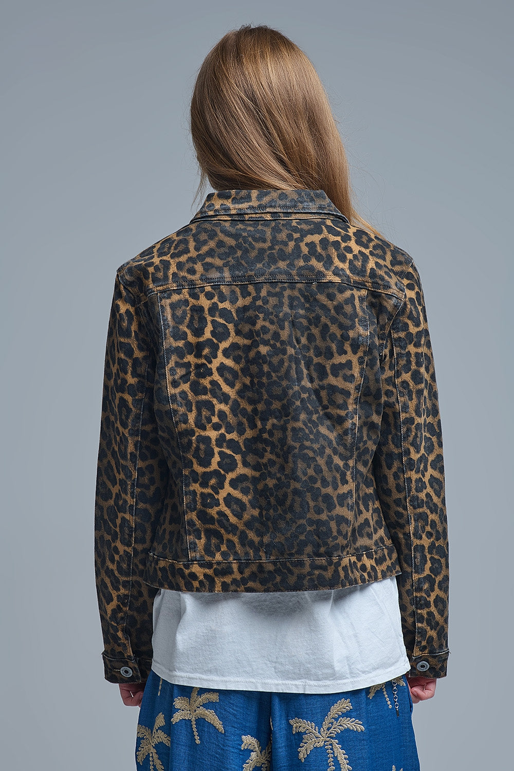Chaqueta vaquera con estampado de leopardo en tejido vaquero