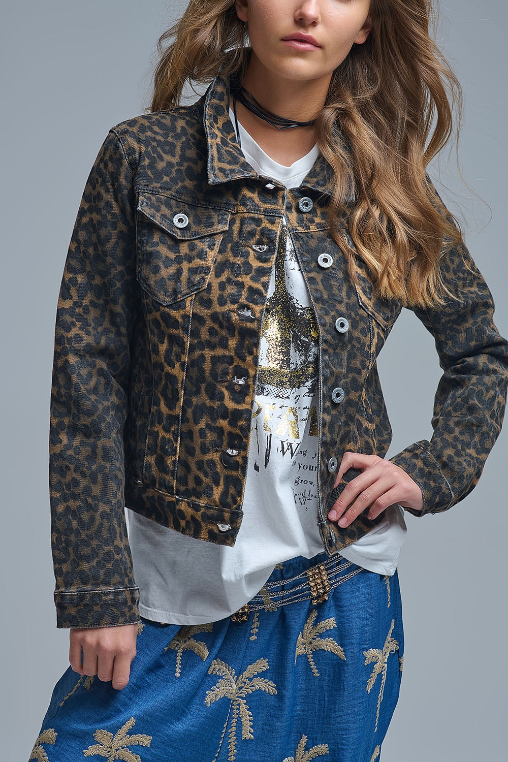 Chaqueta vaquera con estampado de leopardo en tejido vaquero