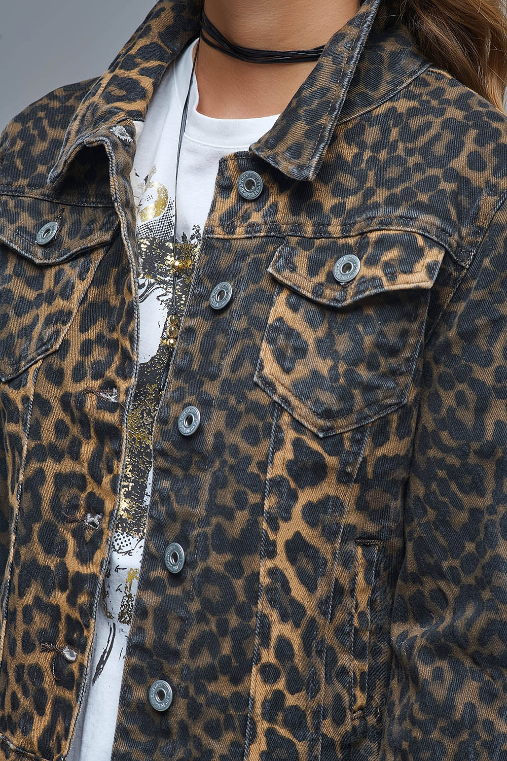 Chaqueta vaquera con estampado de leopardo en tejido vaquero