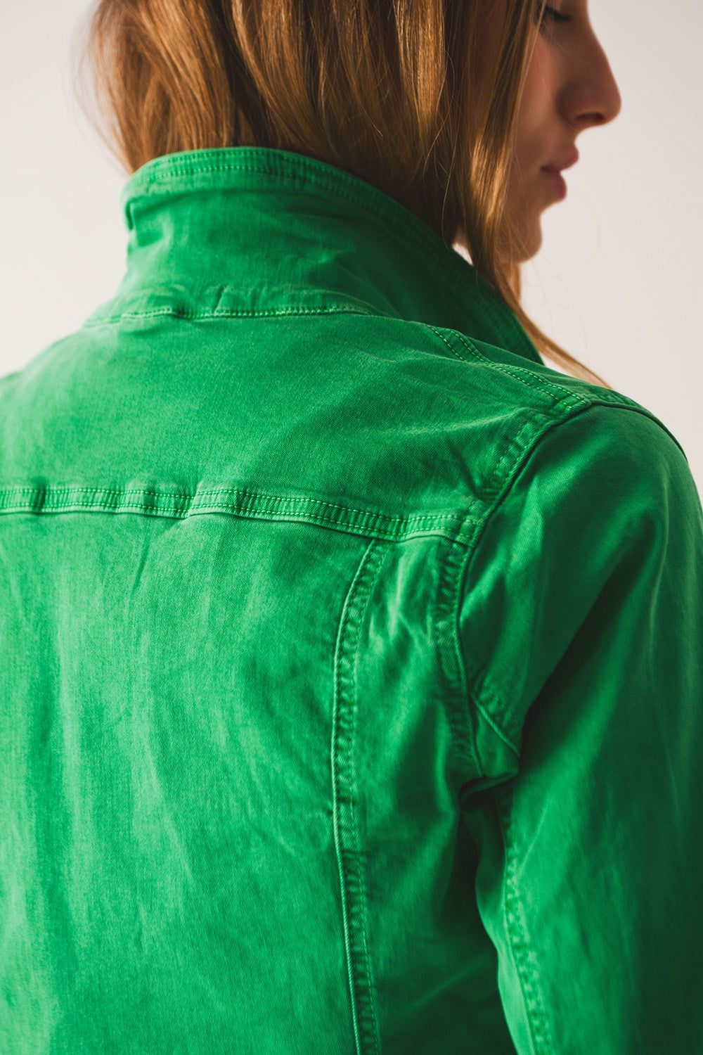 Chaqueta vaquera de corte slim en verde