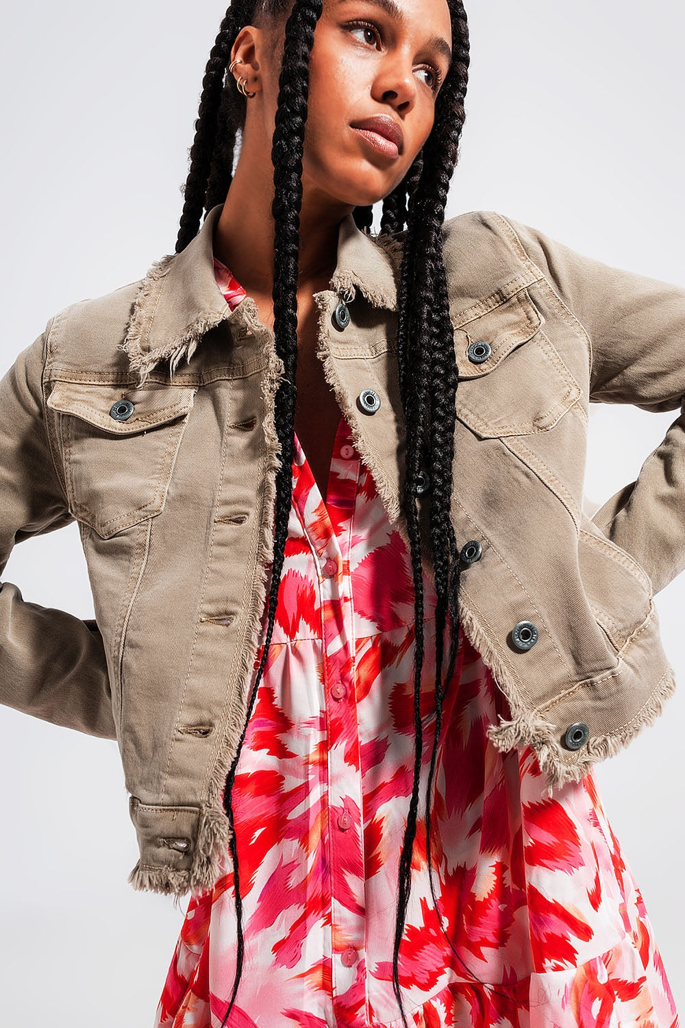 Chaqueta vaquera gris con bordes sin rematar