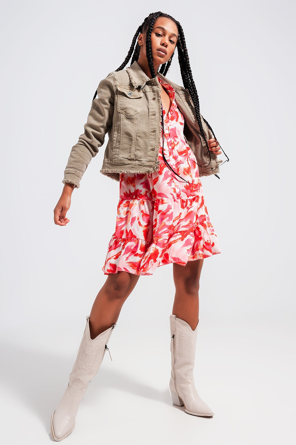 Look casual con chaqueta vaquera gris, vestido y botas.