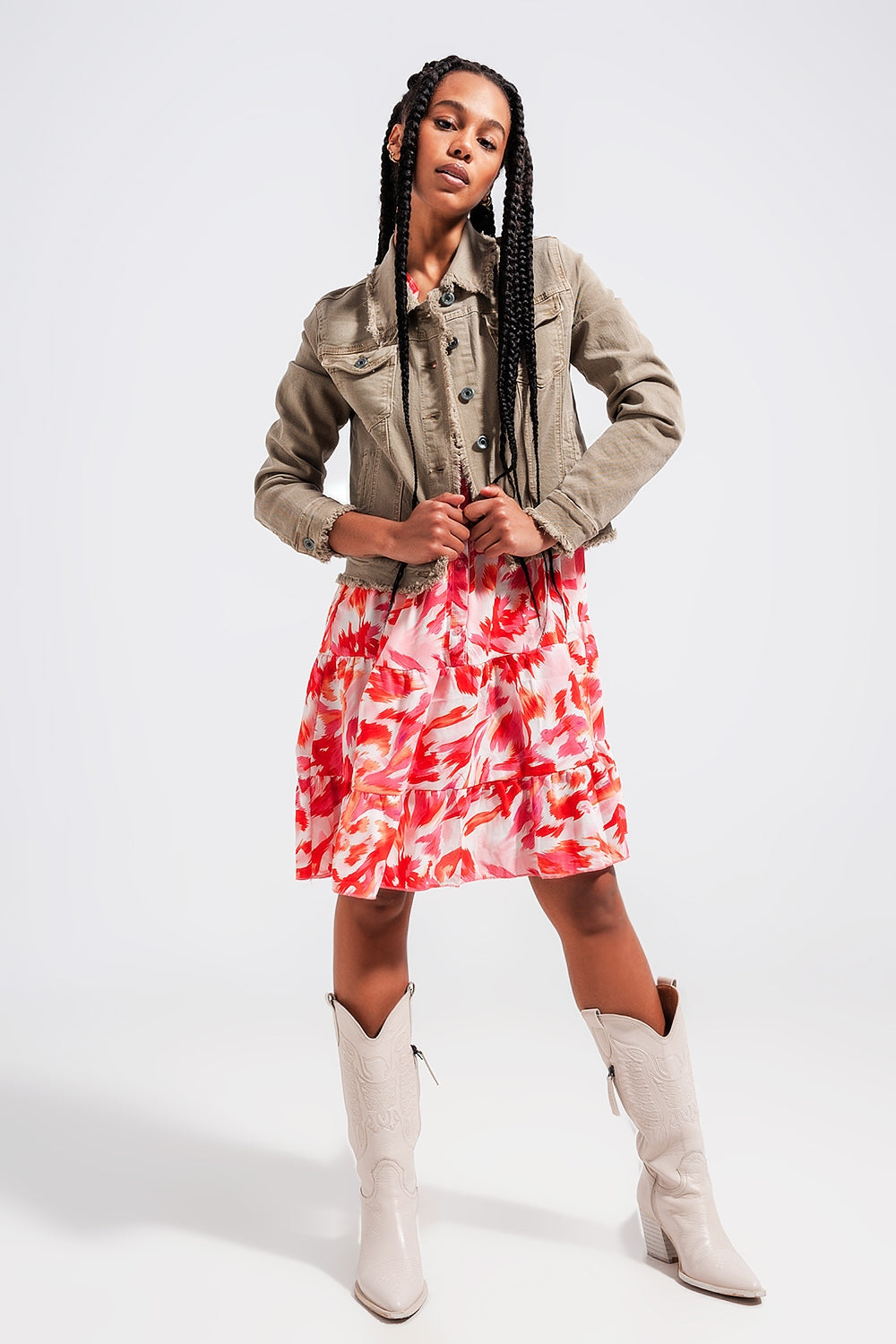 Look casual con chaqueta vaquera gris, vestido y botas.