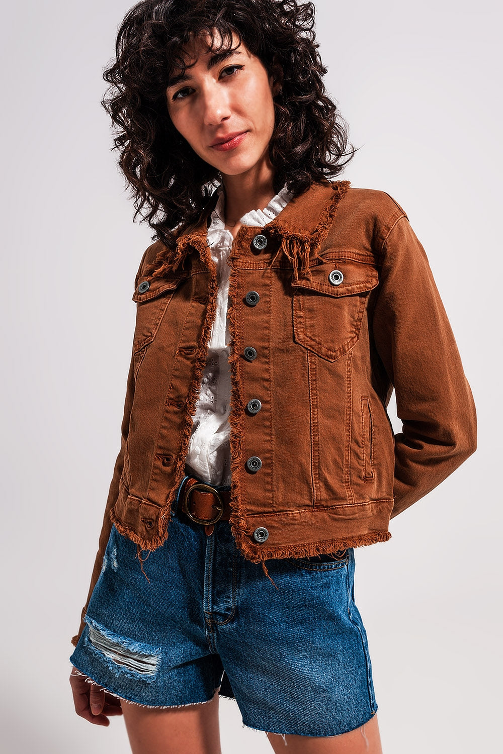 Chaqueta vaquera marron con bordes sin rematar