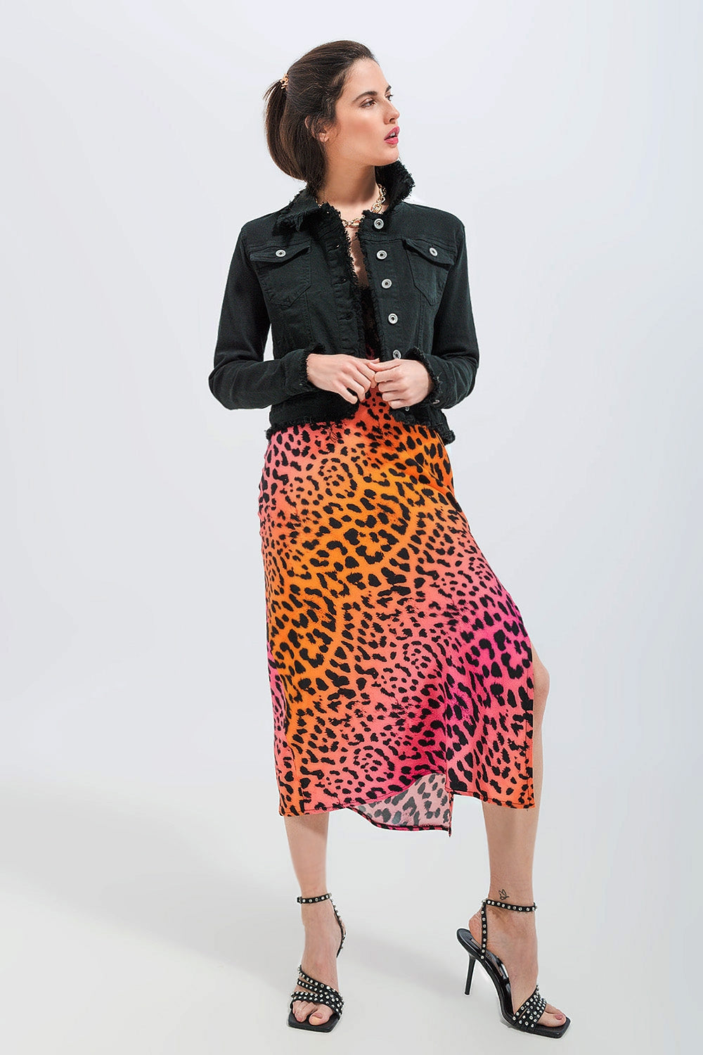 Look con chaqueta vaquera negra y falda midi animal print.