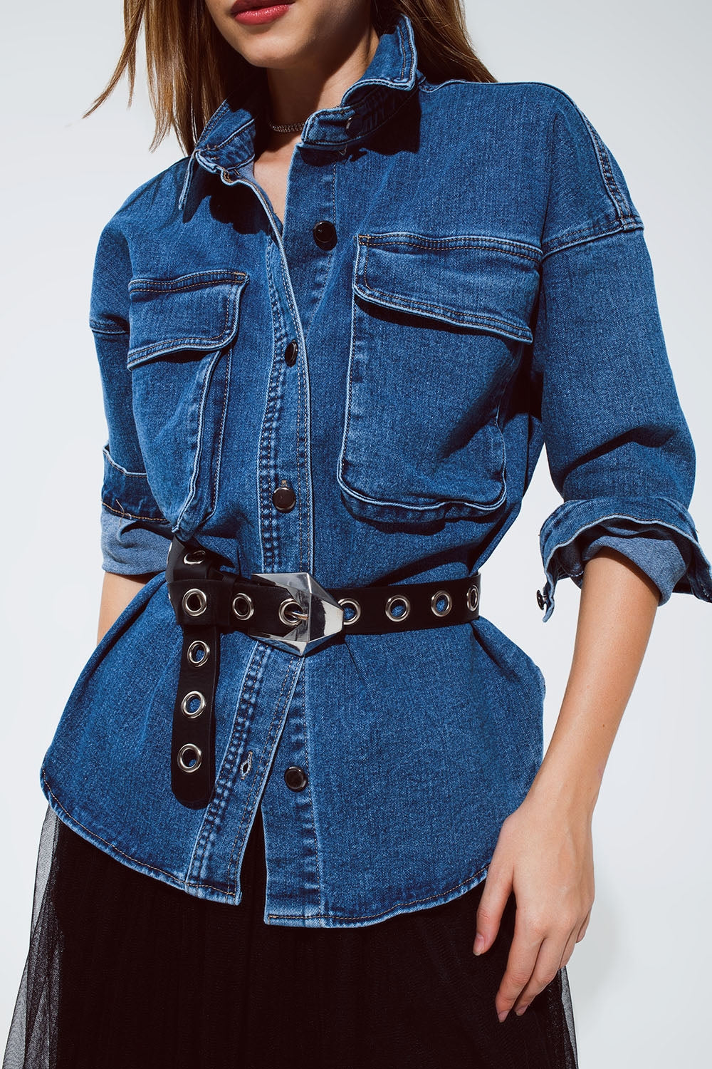 chaqueta vaquera oversize con bolsillos cargo, ceñida con un cinturón.