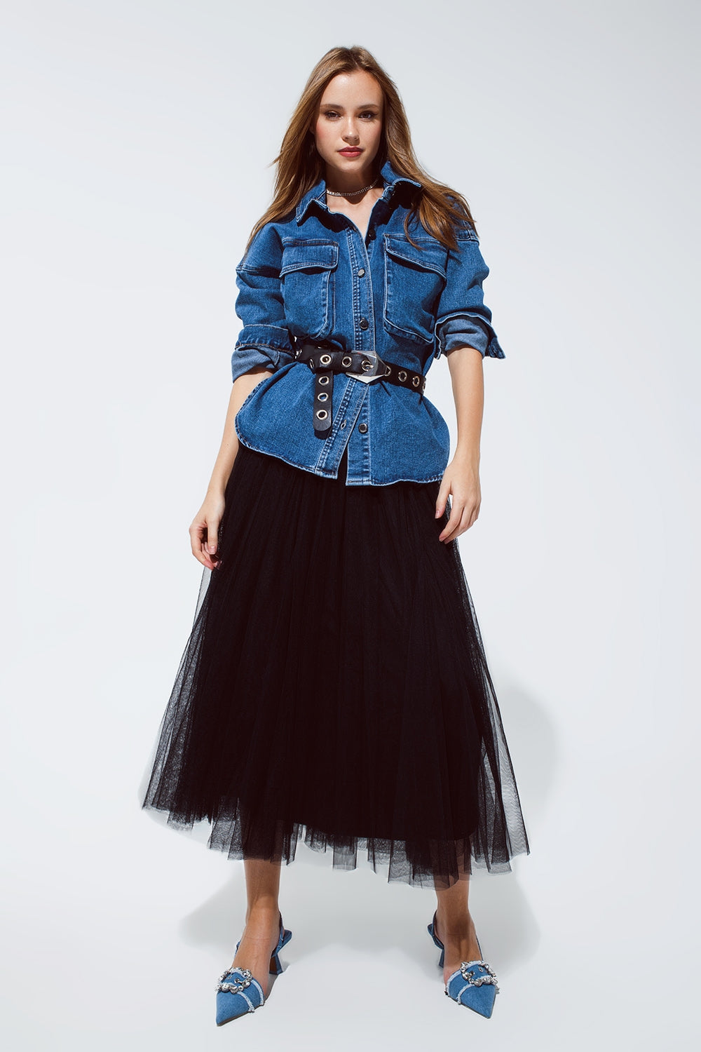 Look completo con chaqueta vaquera oversize con bolsillos cargo, ceñida con un cinturón.