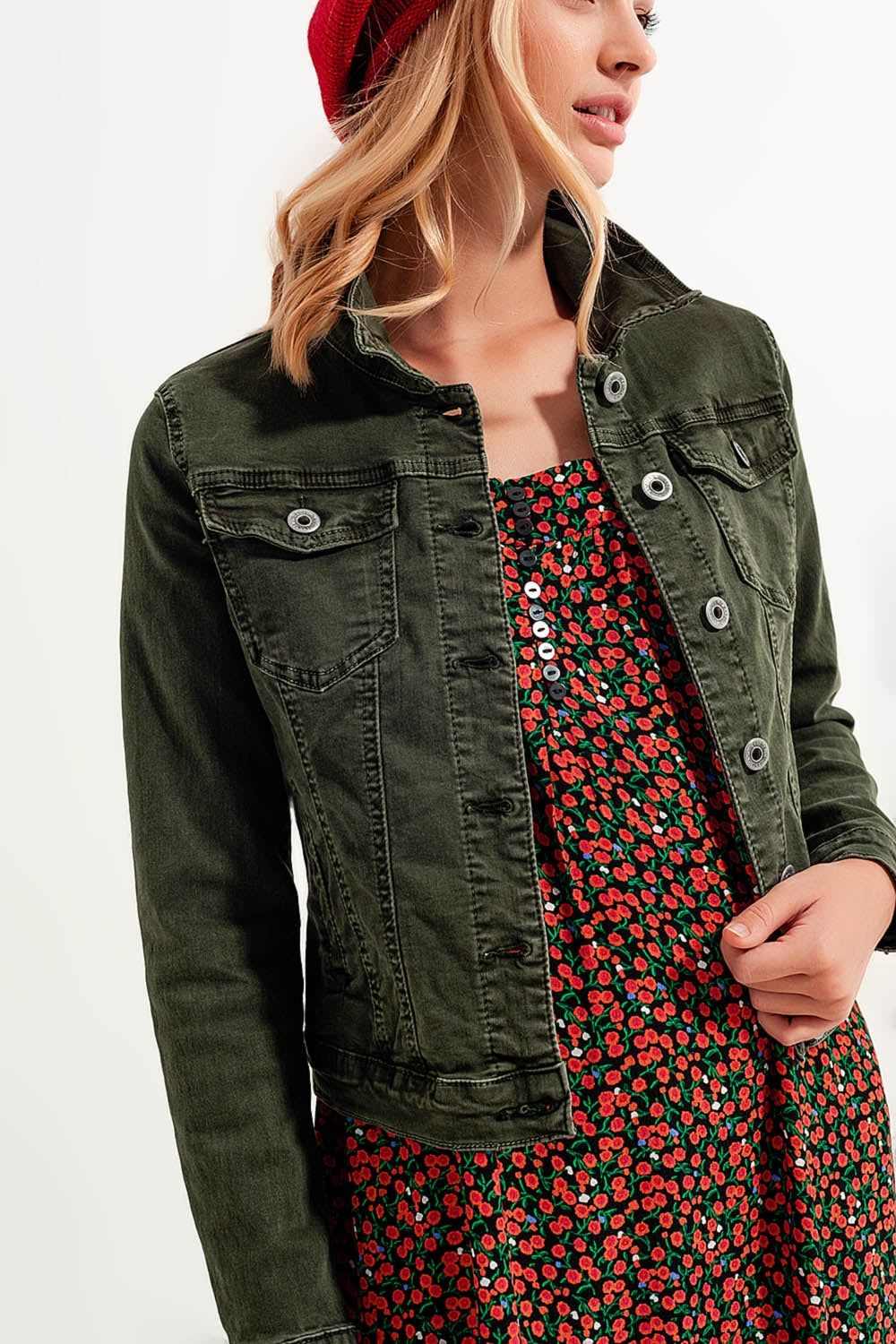 Chaqueta vaquera verde caqui entallada vista frontal