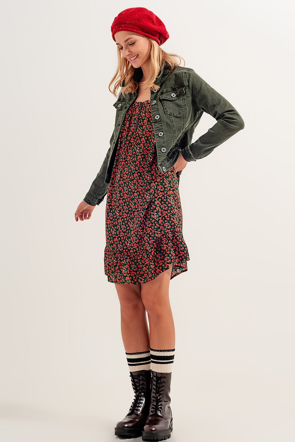 Chaqueta vaquera verde caqui combinada con vestido floral