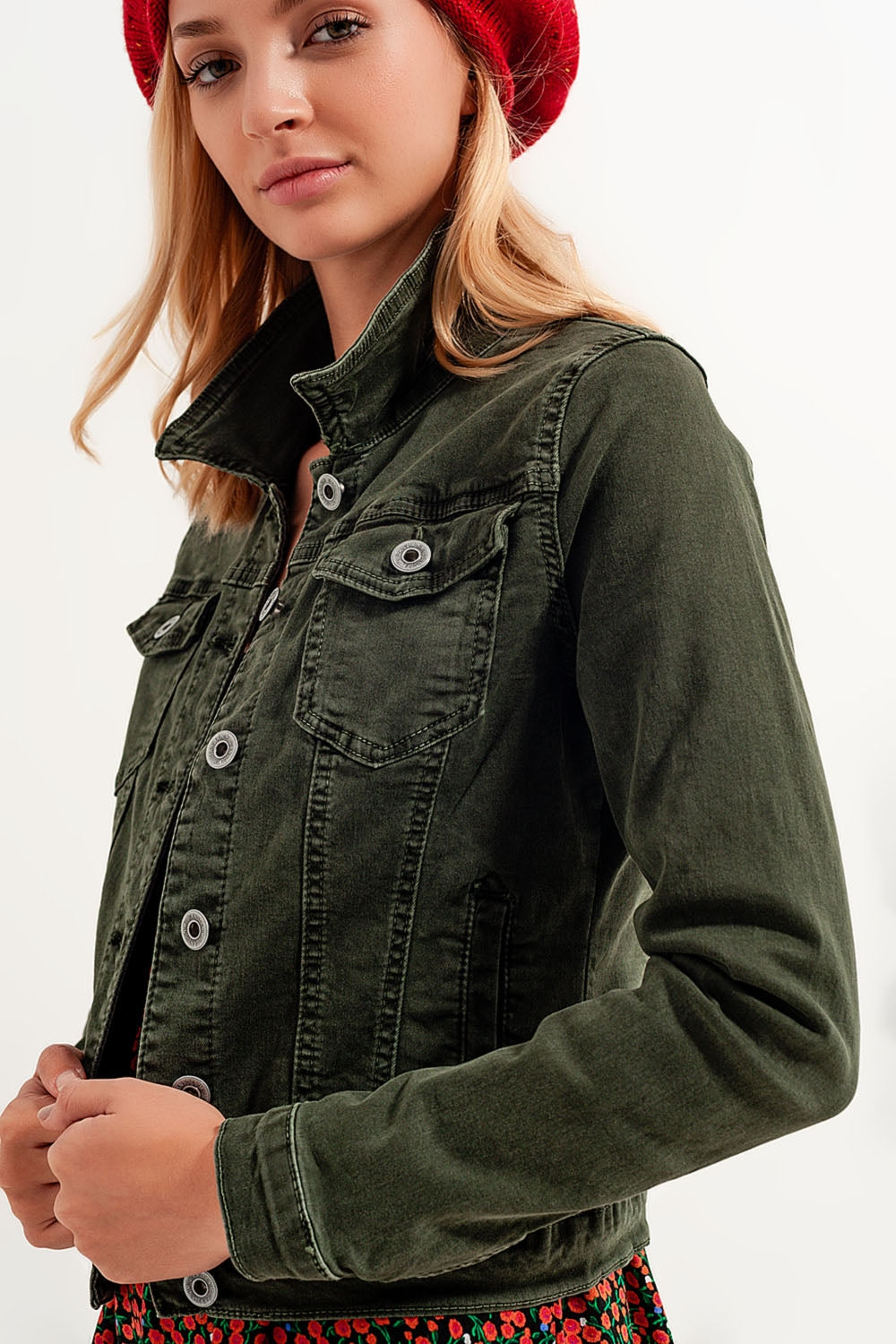 Detalle de botones metálicos en chaqueta vaquera verde caqui