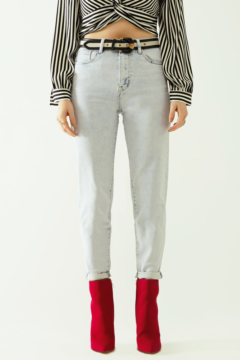 Q2 Cinco bolsillos mom jeans efecto lavado con dobladillo doblado