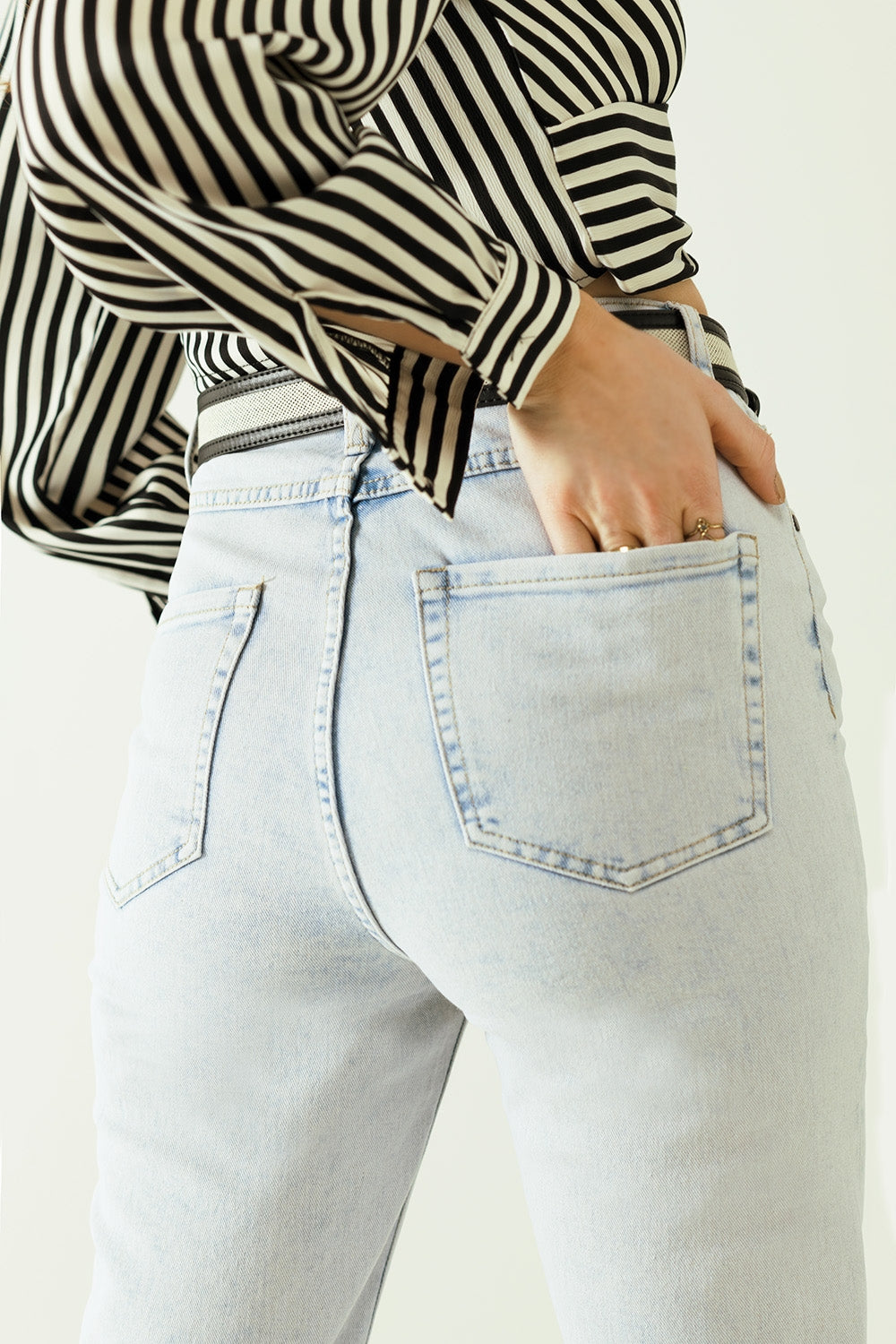Cinco bolsillos mom jeans efecto lavado con dobladillo doblado