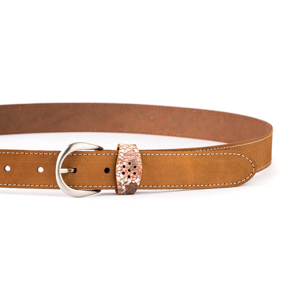Cinturón de piel color camel para mujer con detalle de pasador floral y hebilla plateada, hecho en España.