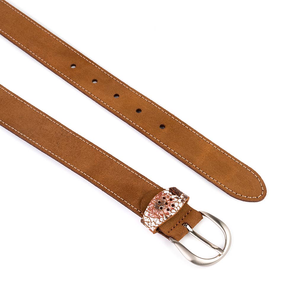 Cinturón de piel color camel para mujer con detalle de pasador floral y hebilla plateada, hecho en España.