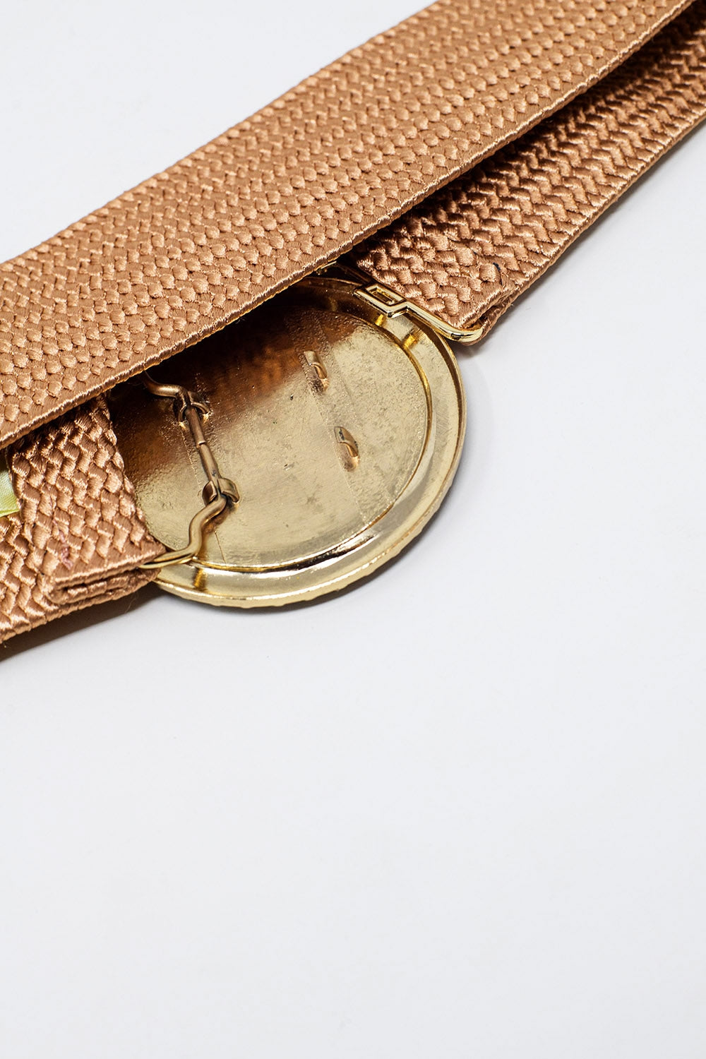 Cinturón tejido rosa con hebilla redonda con strass