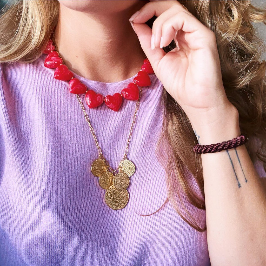 Collar corto de cuentas grandes en forma de corazón color rojo brillante