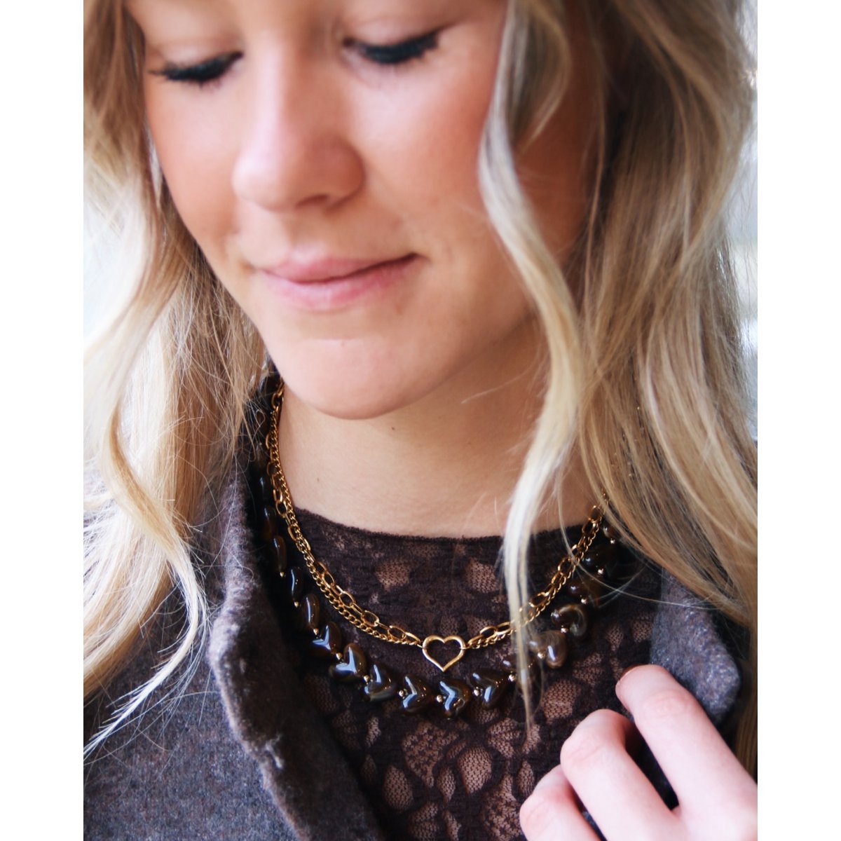 Collar corto de cuentas de corazón grandes en resina color marrón chocolate con efecto carey.