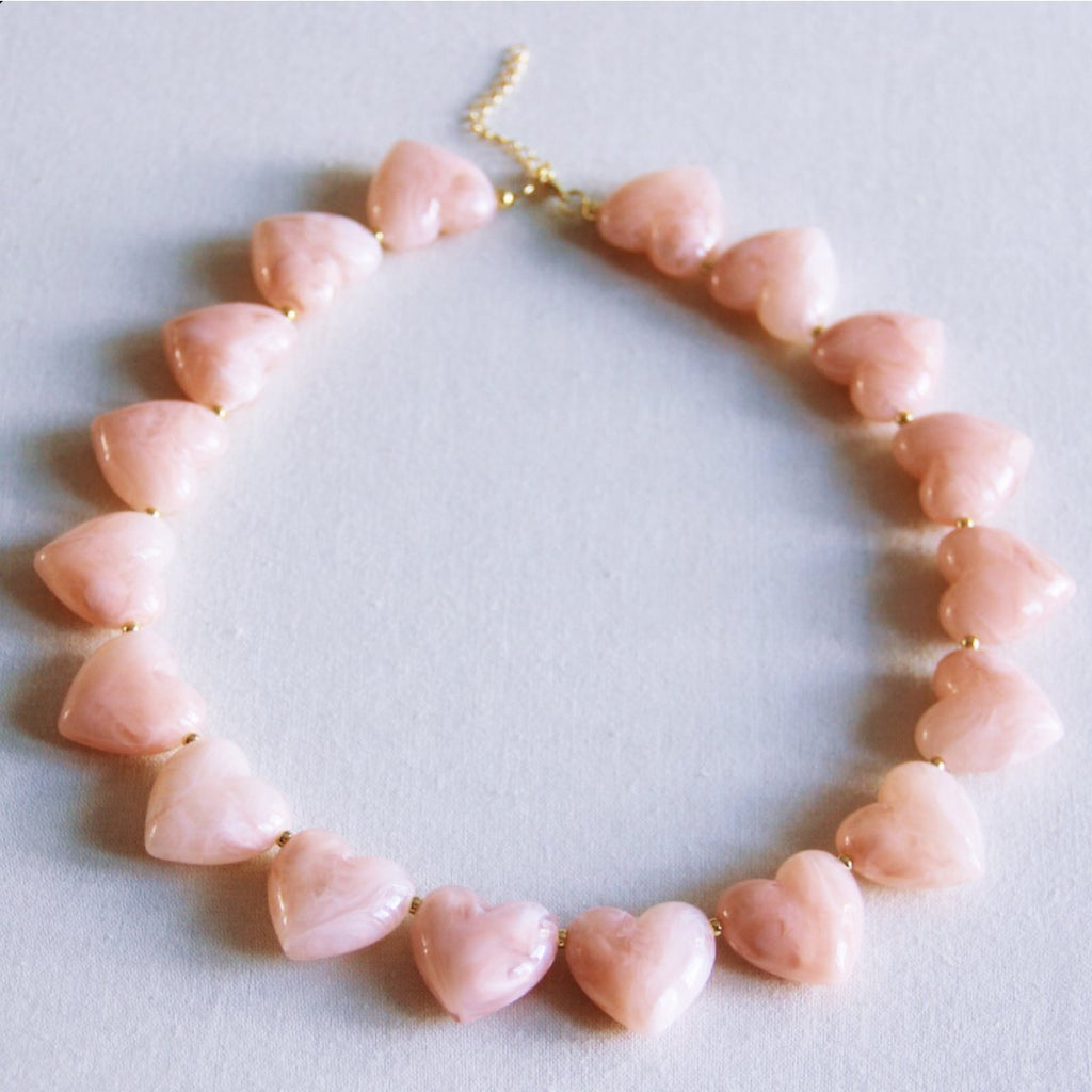 Collar corto de cuentas grandes en forma de corazón color rosa claro efecto mármol