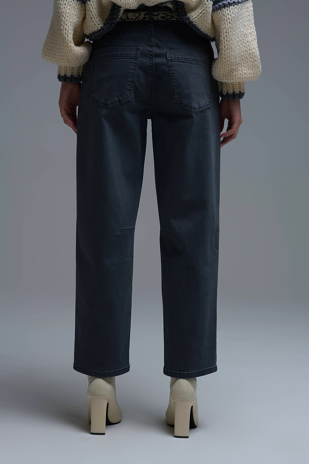 Cómodos vaqueros elásticos con pernera de barril en gris