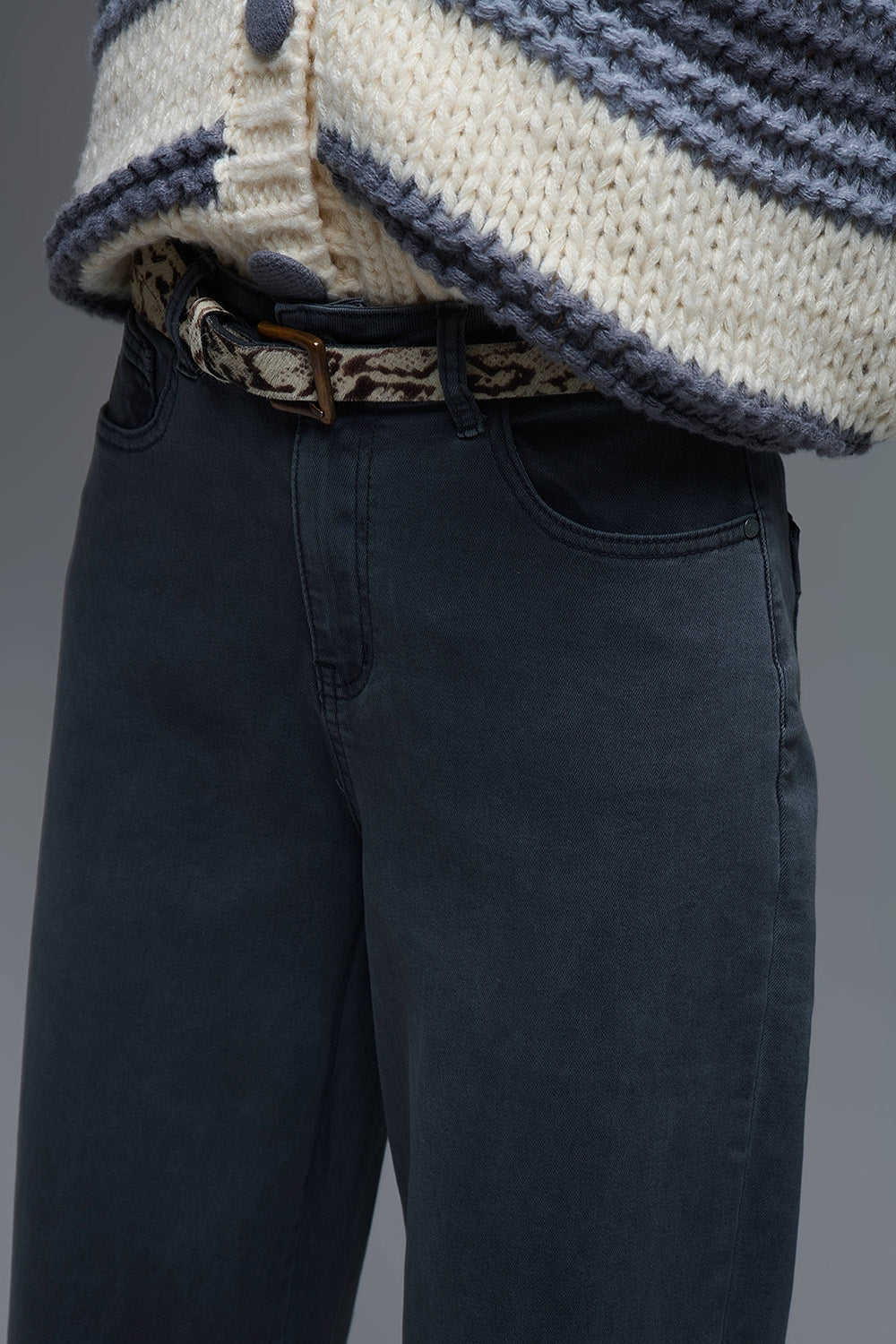 Cómodos vaqueros elásticos con pernera de barril en gris