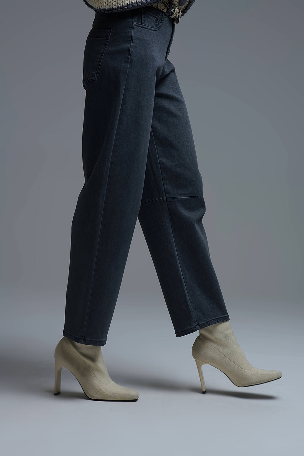 Cómodos vaqueros elásticos con pernera de barril en gris