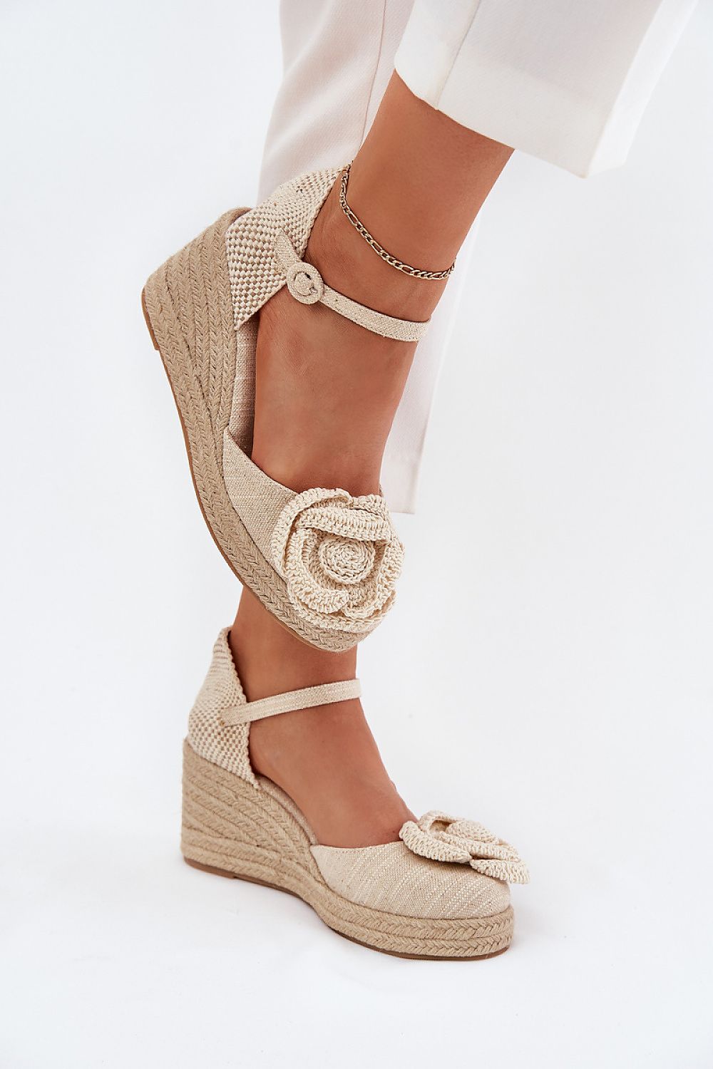 Cuñas en look de verano con pantalón blanco