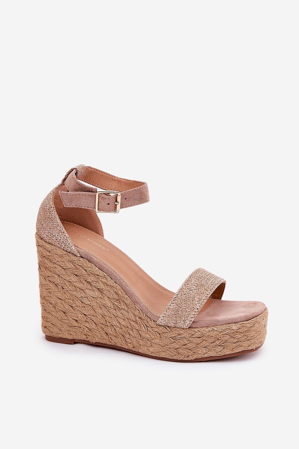 Cuña alta beige con plataforma de esparto trenzado y talón cerrado