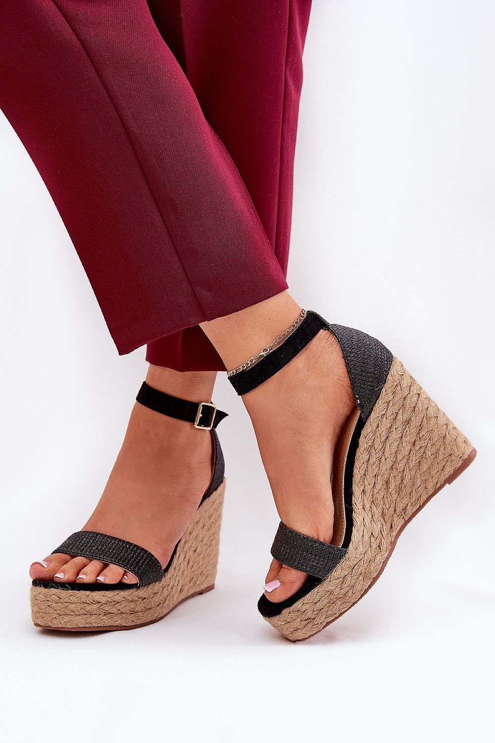 Cuñas negras altas con pulsera y tacón de esparto