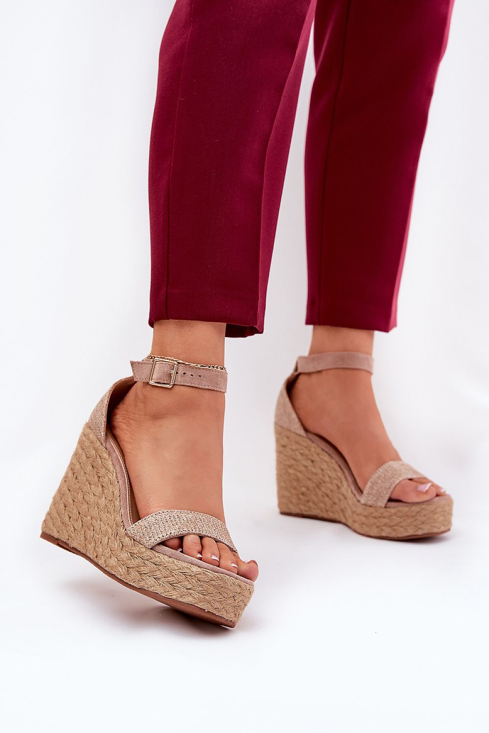 Cuñas beige con plataforma y pulsera al tobillo, look elegante