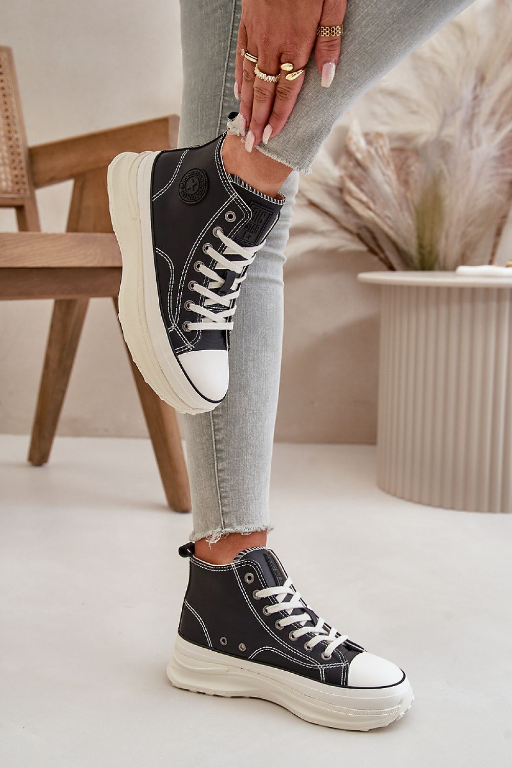 Sneakers Big Star tipo bota en color negro para mujer con plataforma