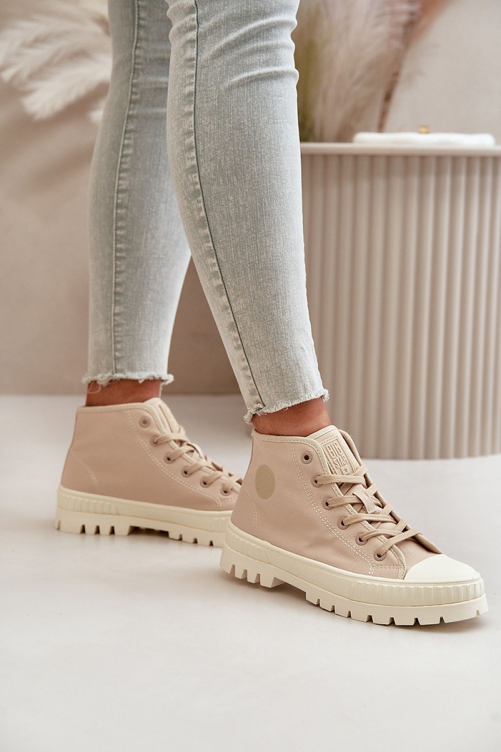 Sneakers Big Star tipo bota en beige con suela plataforma