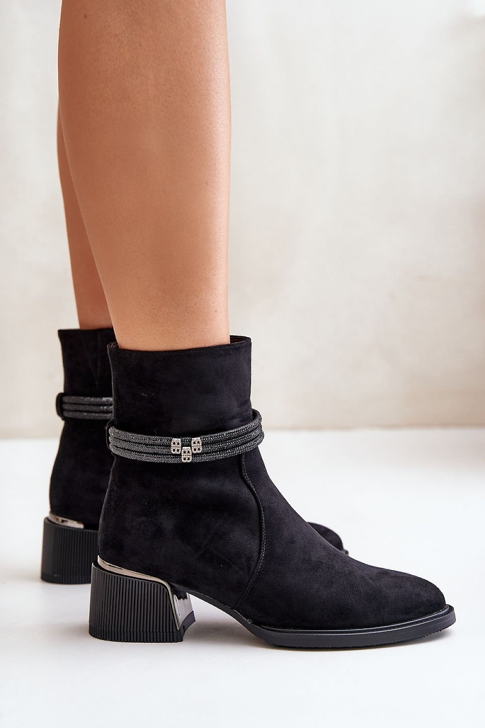 Botines Negros con detalles metálicos