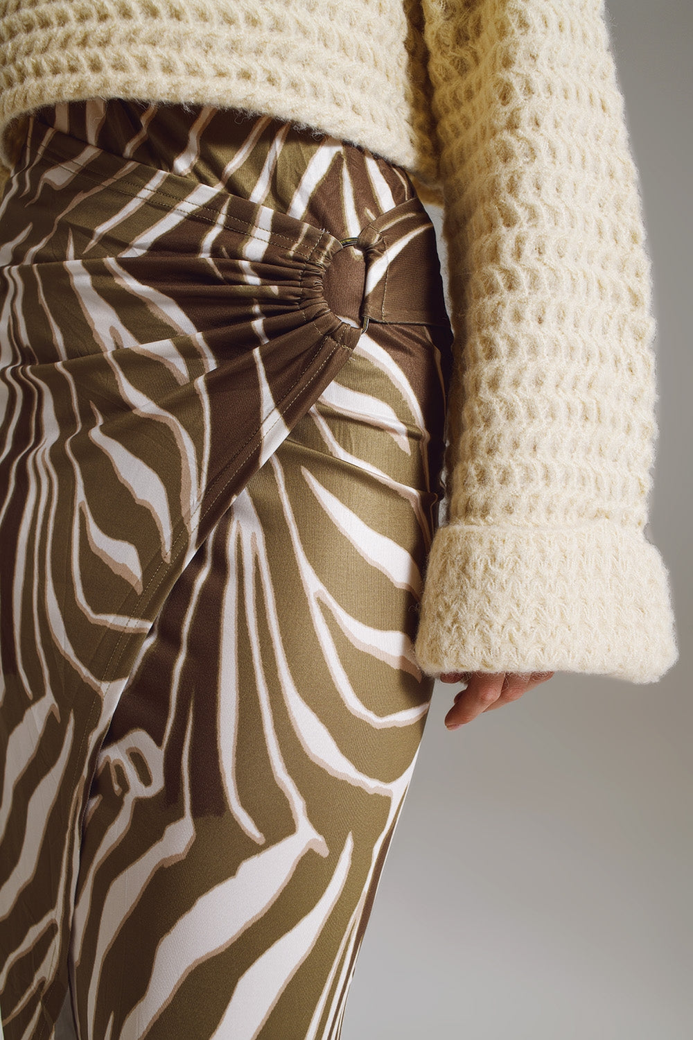 Detalle fruncido falda animal print