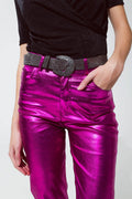 Detalle bolsillos delanteros del pantalón metalizado en fucsia.