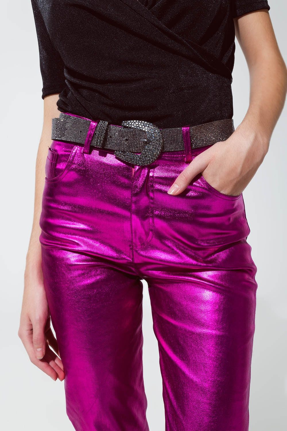 Detalle bolsillos delanteros del pantalón metalizado en fucsia.