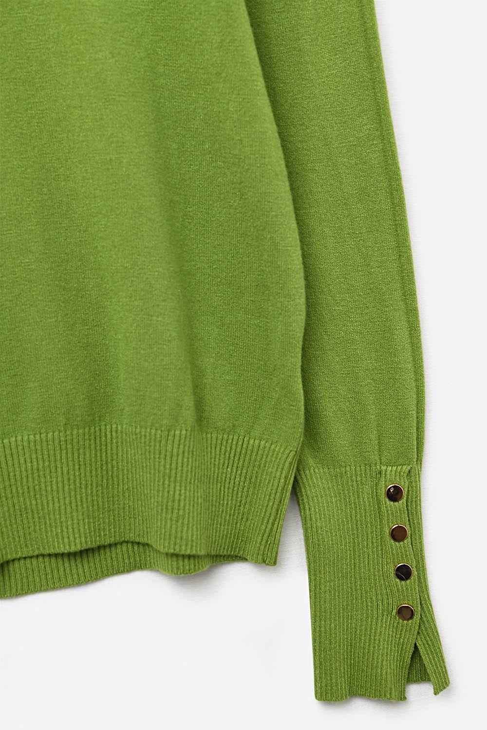 Primer plano de los puños de canalé con botones dorados decorativos en jersey verde.