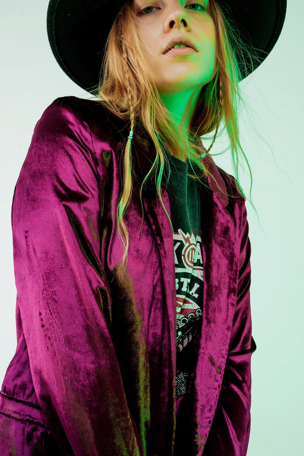 Primer plano de las solapas y el tejido brillante de una chaqueta de terciopelo morada.