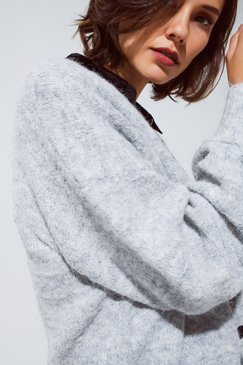 Cárdigan gris con cuello en V con detalle de puntilla