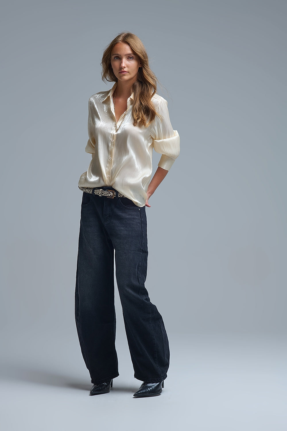 Elegante camisa beige claro de seda satinada